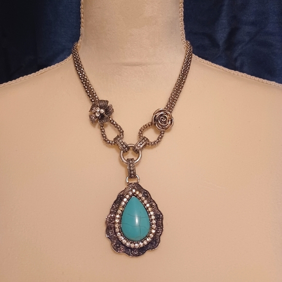 Jewelry - Turquoise & Silver necklace